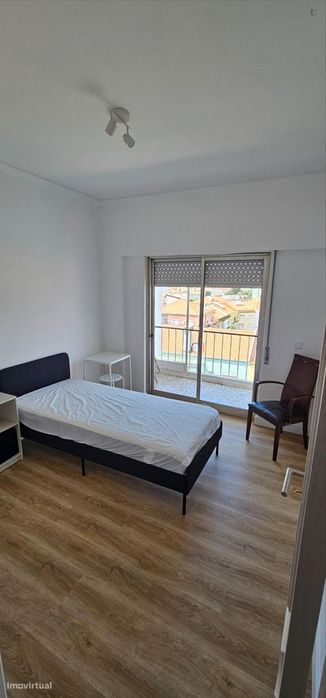 806804 - Quarto com cama de solteiro, com...