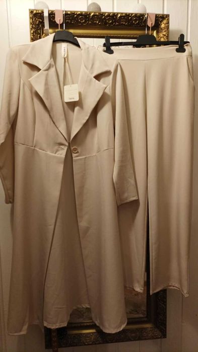 Nowy garnitur damski z najnowszej kolekcji, bezowy.