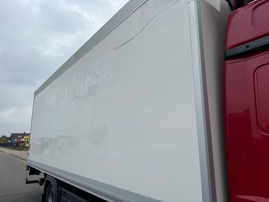 Zabudowa izoterma otwierany bok,Mercedes Atego,Kompletna z windą;7.40m