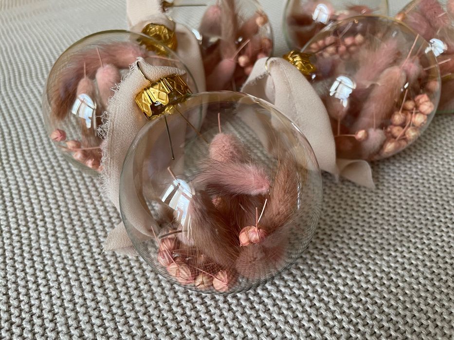 Bombki szklane handmade 
z suszonymi roślinami, różowe