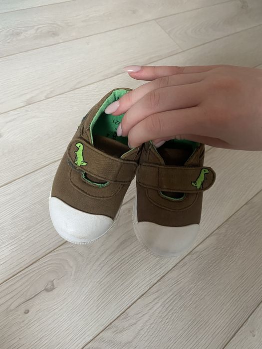 Кеди для хлопчика розмір 21.