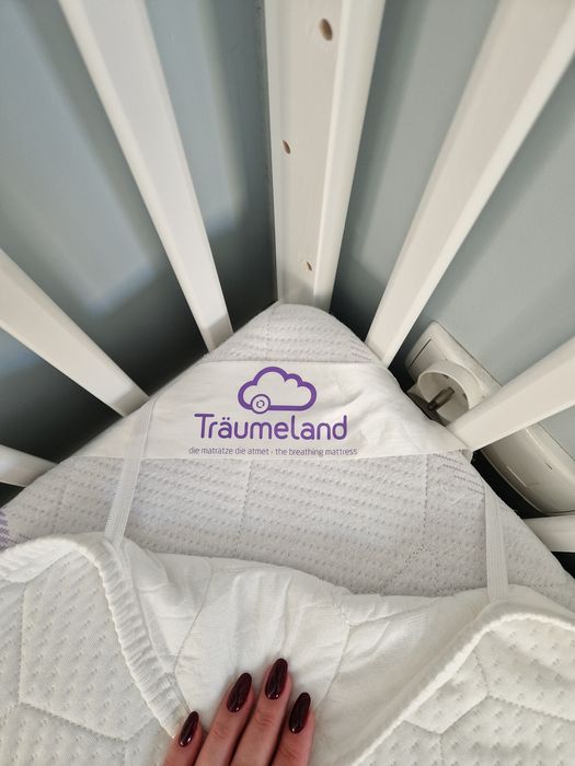 Łóżeczko dziecięce z materacem