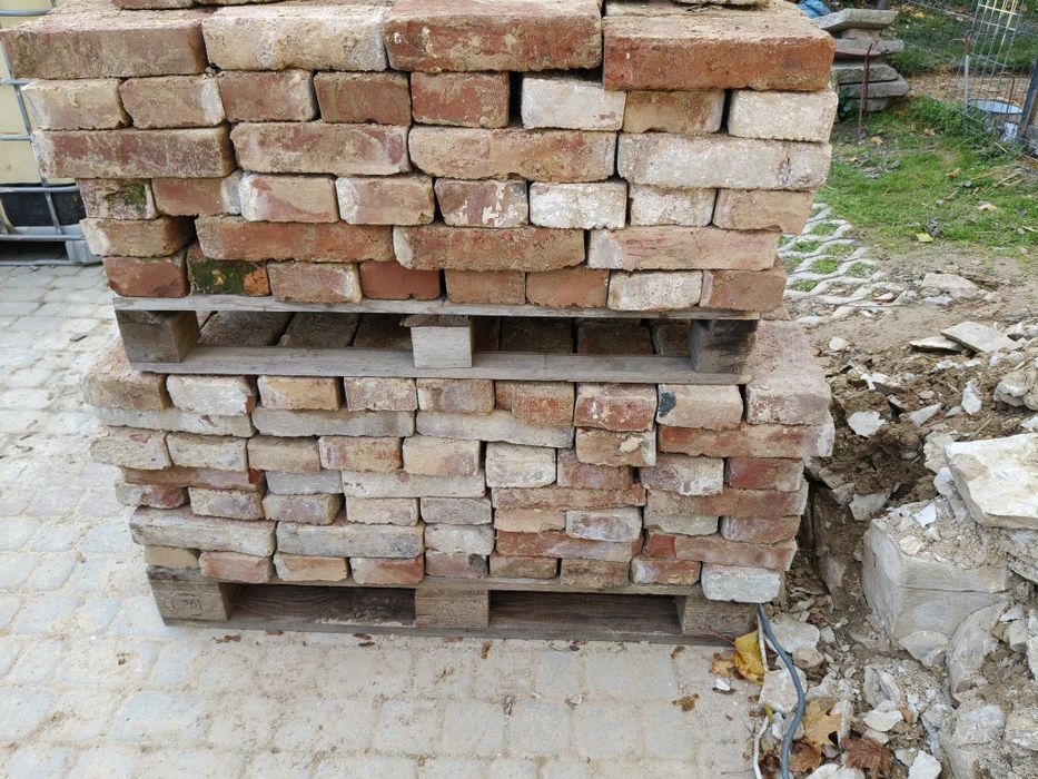 Stara cegła rozbiórkowa