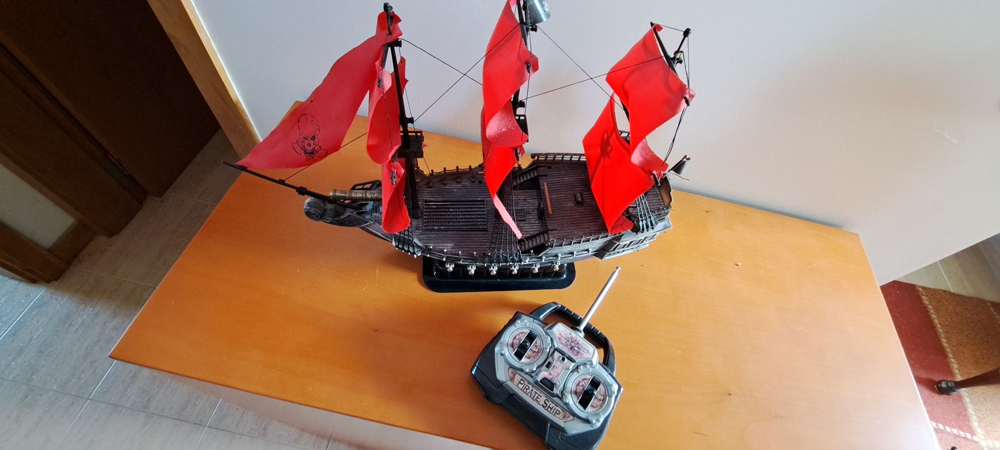 Barco pirata com telecomando