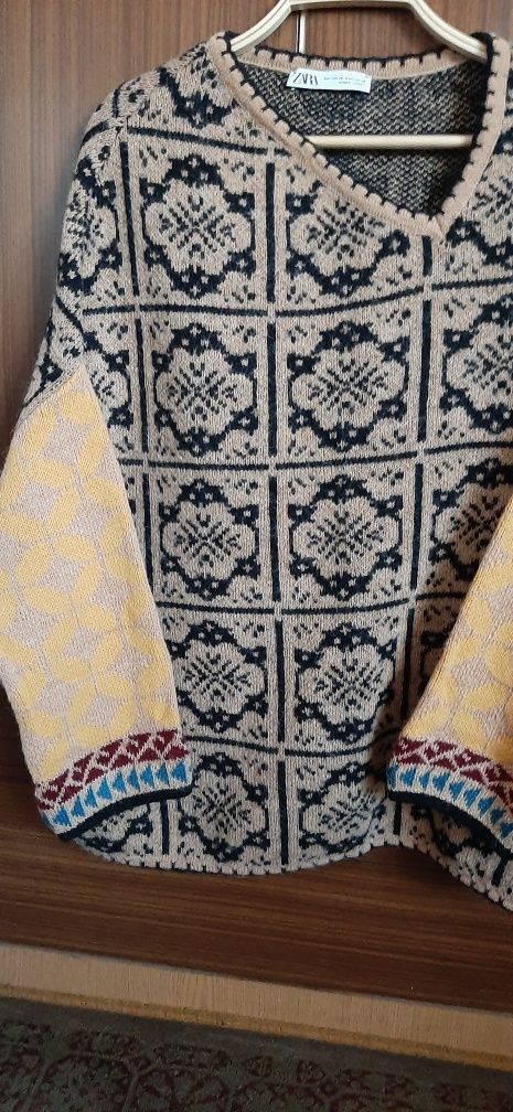 Nietuzinkowy sweter z wełną