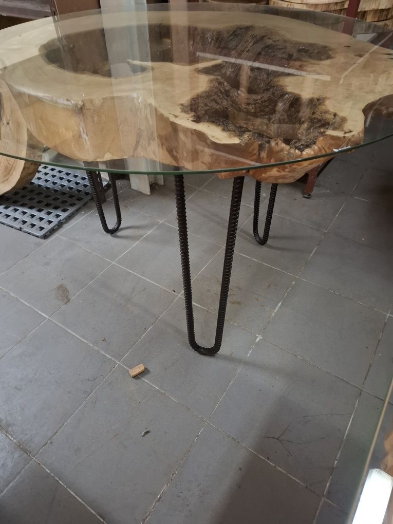 Mesa de de Sala Única, com tampo de madeira e vidro.