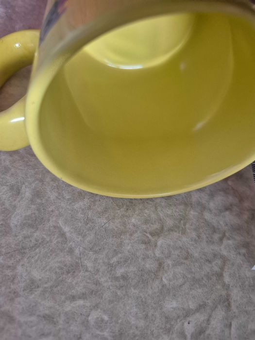 nowy żółty kubek ceramiczny