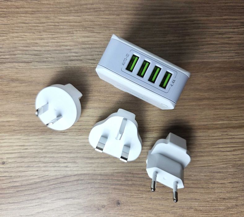 Ładowarka USB z czterema portami I zestawem adapterów podróżnych