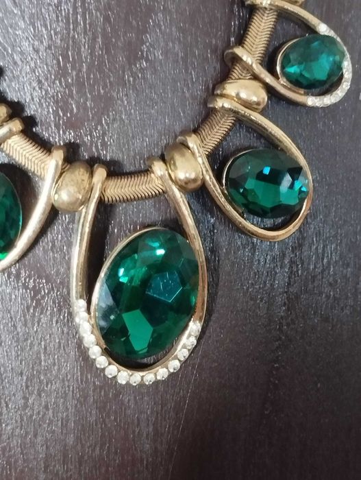 Colar Dourado com Pedras Verde Marinho