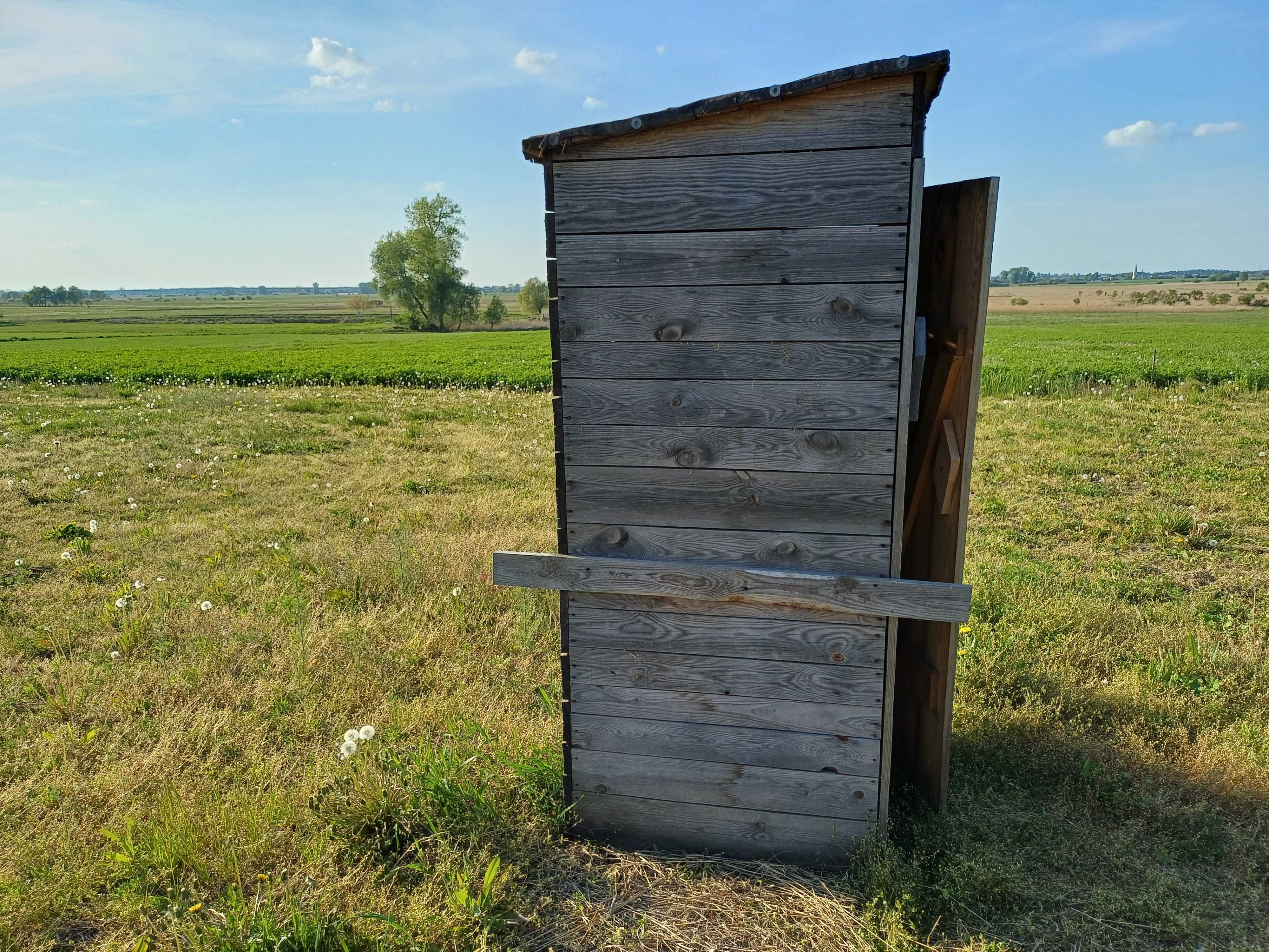 Drewniany wychodek, WC, toaleta, kibel, toy-toy na budowę.