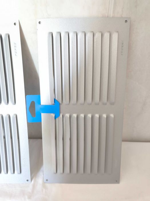 Duas grelhas de ventilação *novas* - 15 por 30 cm