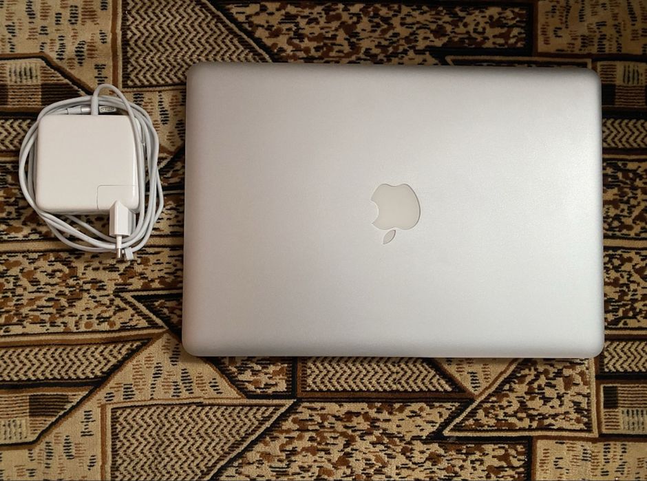 Продам macbook 2010 16/256