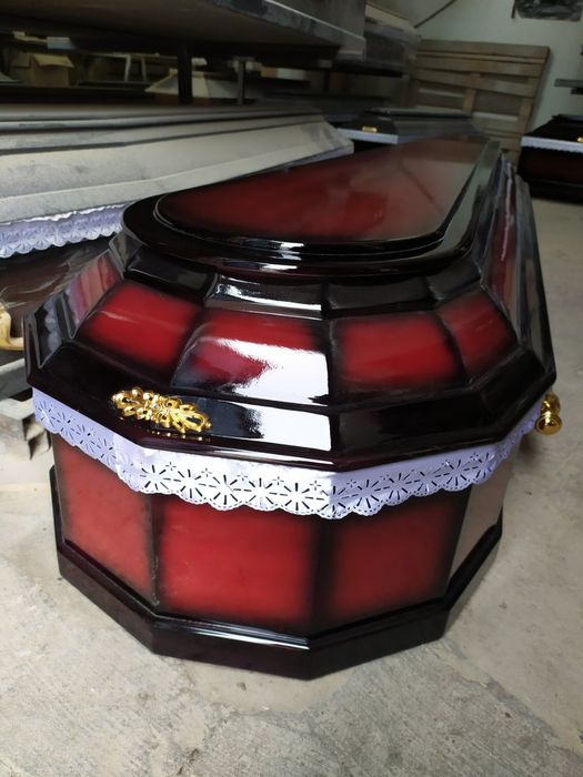 Лакові труни від виробника