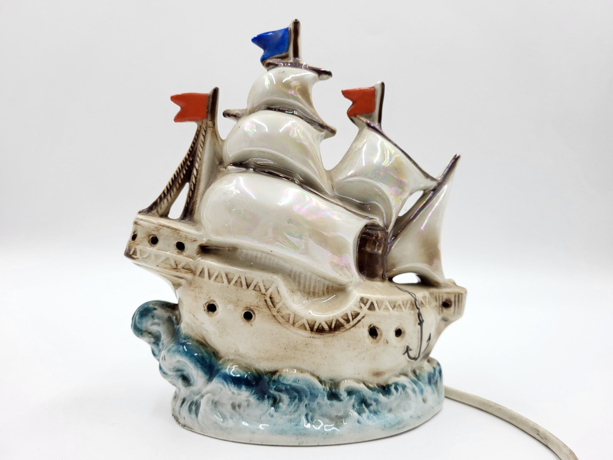 Stara porcelanowa lampka sygnowana w kształcie statku