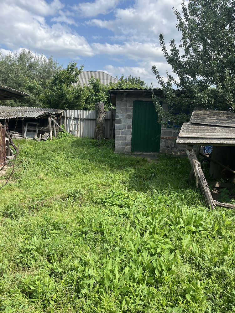Продам 2/3 будинку в селі Ревне