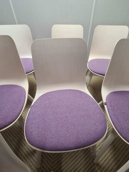 Krzesła Martela Sola białe z fioletową tapicerką design Antti Kotila