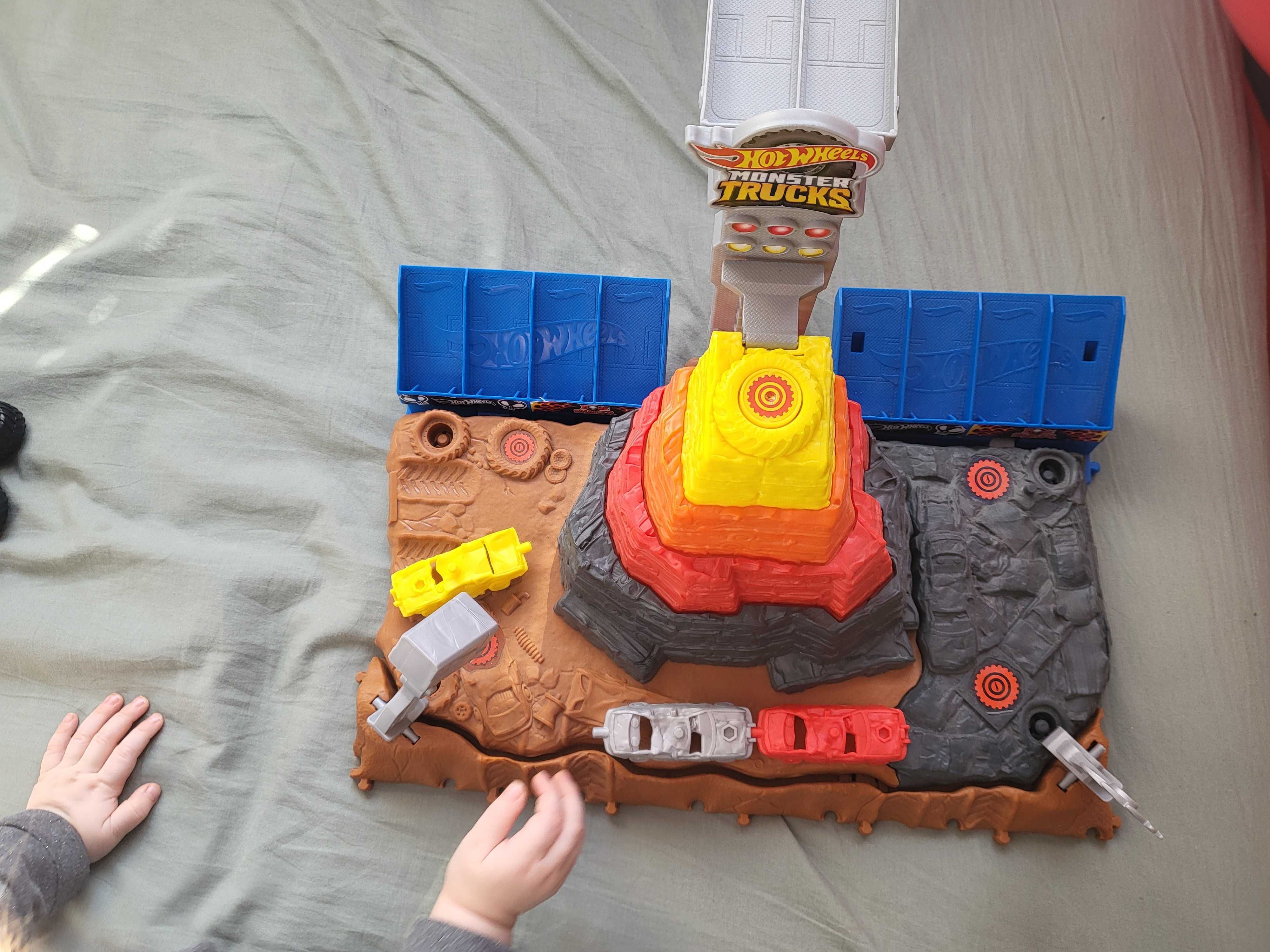 Hot wheels monster truck arena