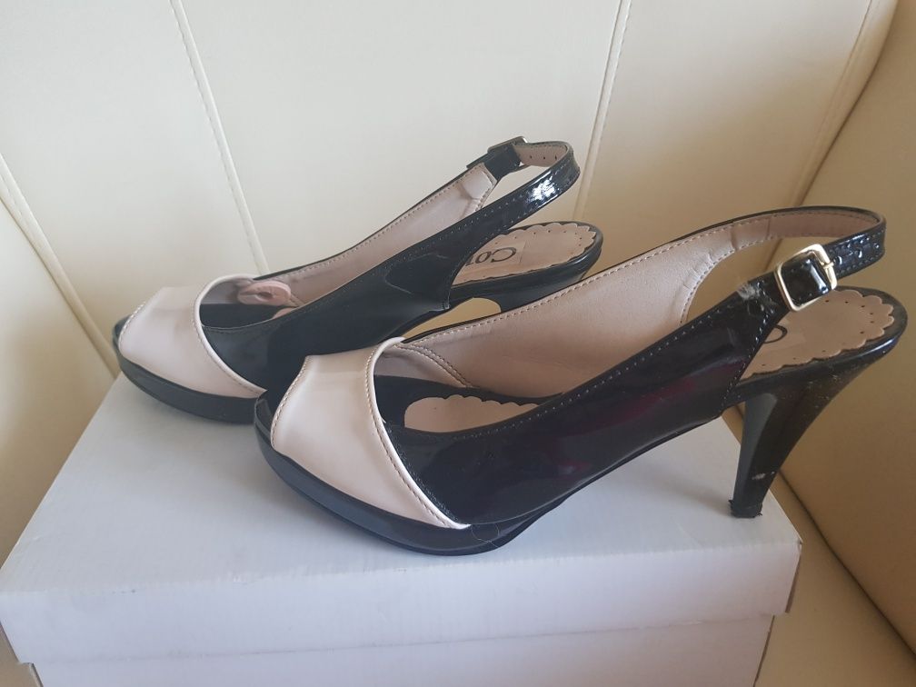 Buty na obcasie lakierowane