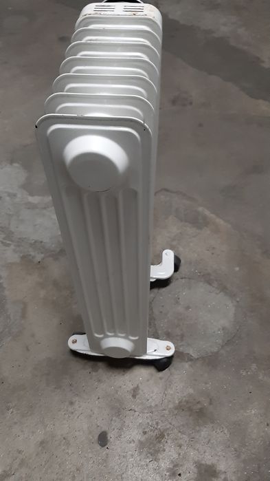 Aquecedor a óleo a funcionar como novo e em bom estado
