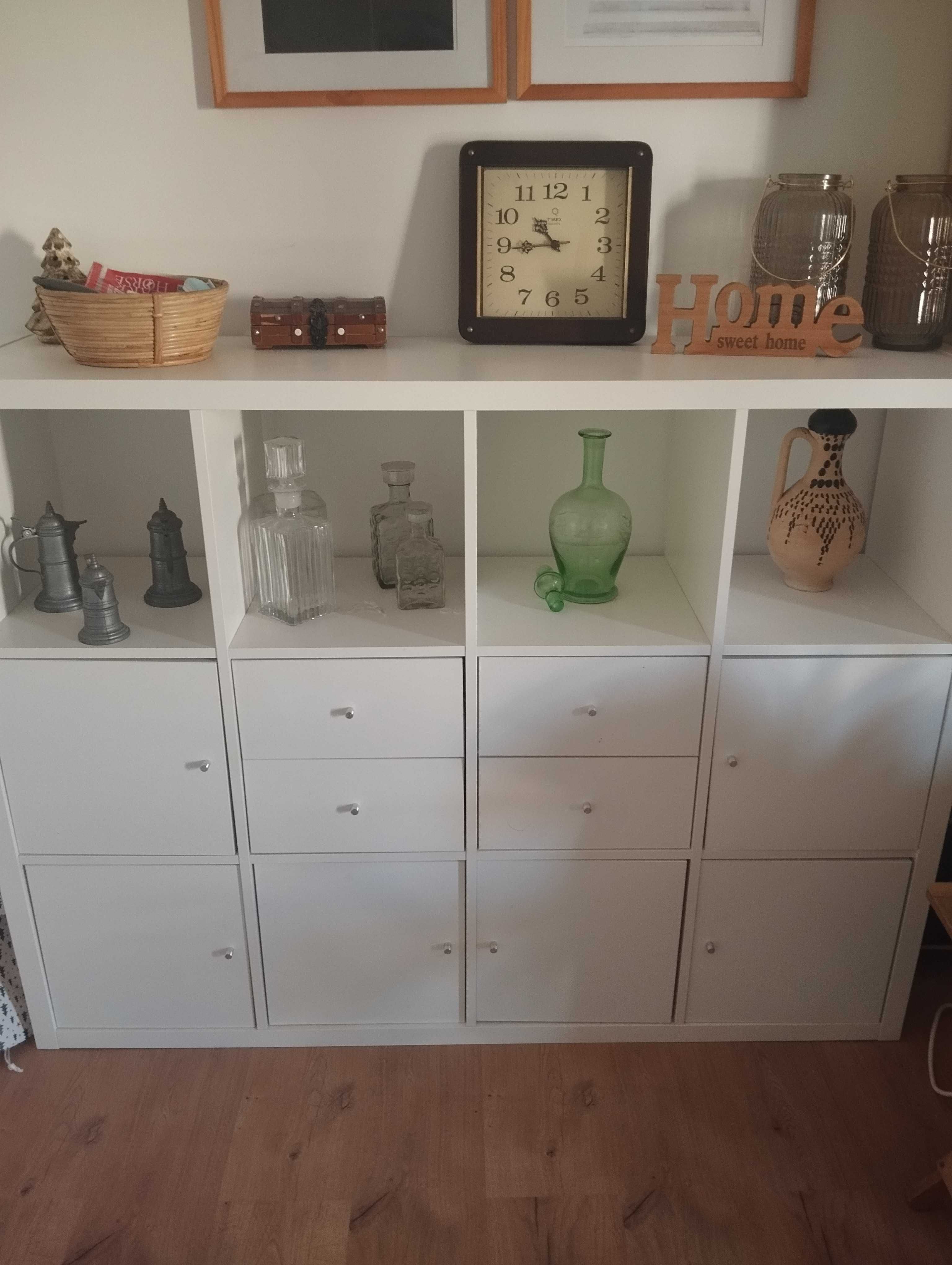 Estante Kalax com acessórios - 60€