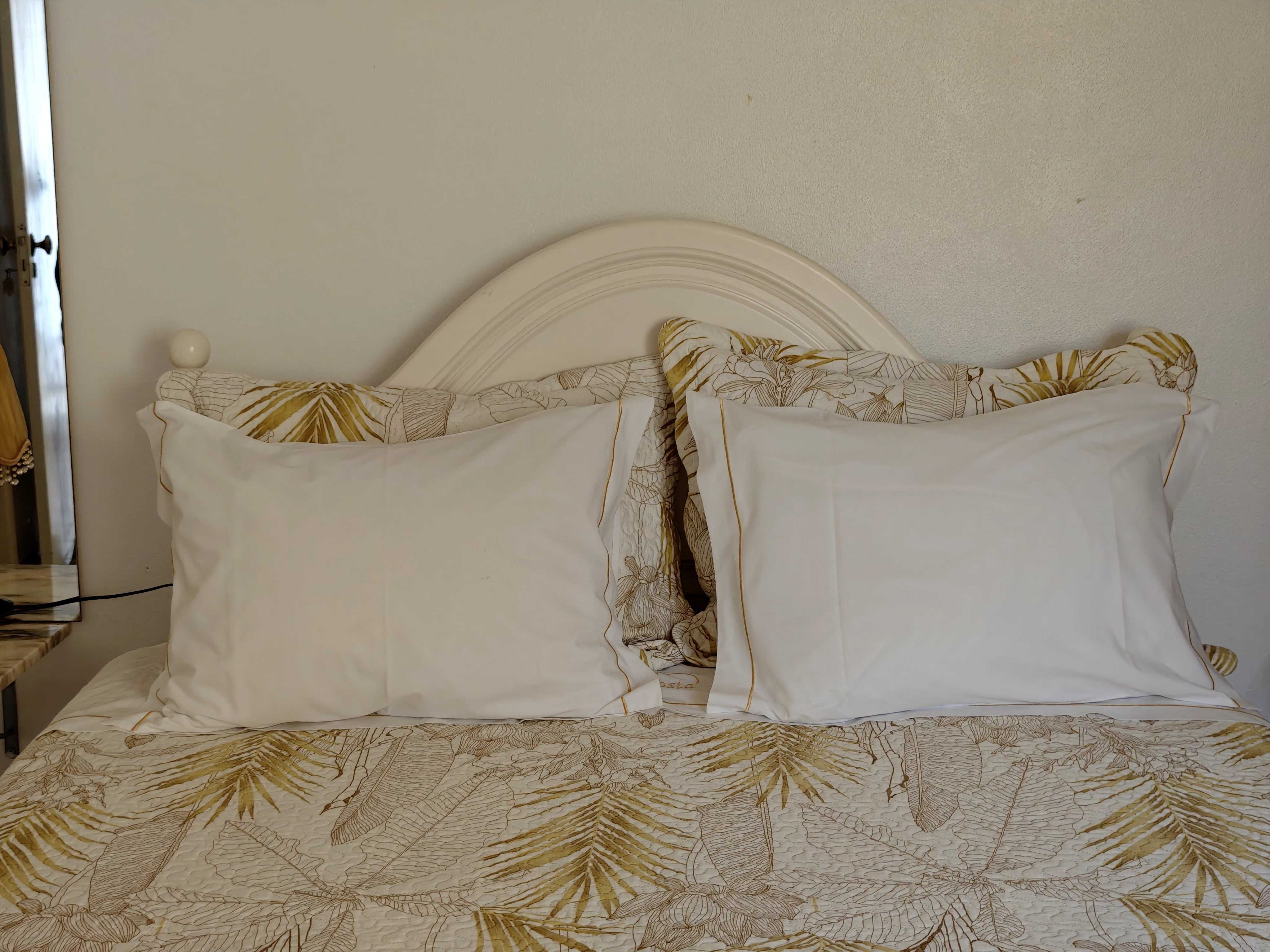 Mobilia de quarto (cama, colchão, cómoda e roupeiro)