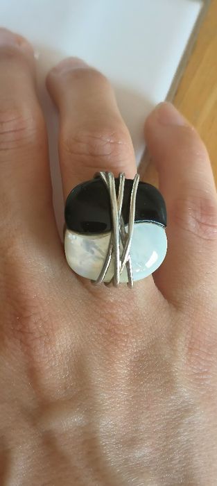 Anel em prata preto e branco