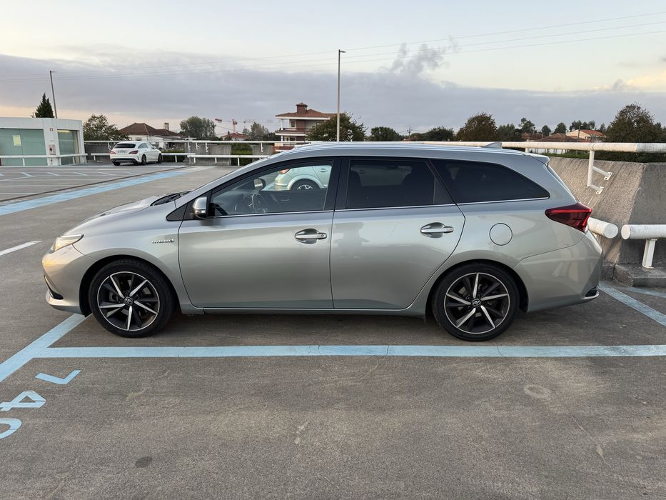Toyota Auris Touring S. Híbrida + GPL Garantia Toyota Relax até 2027