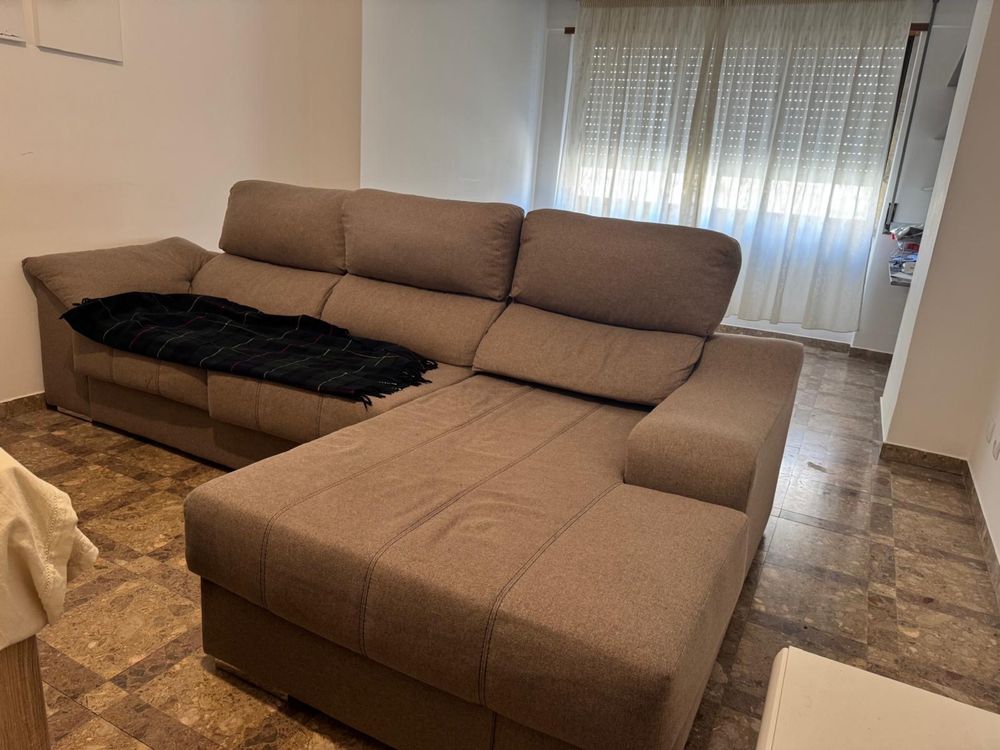 Sofá bege com chaise longue