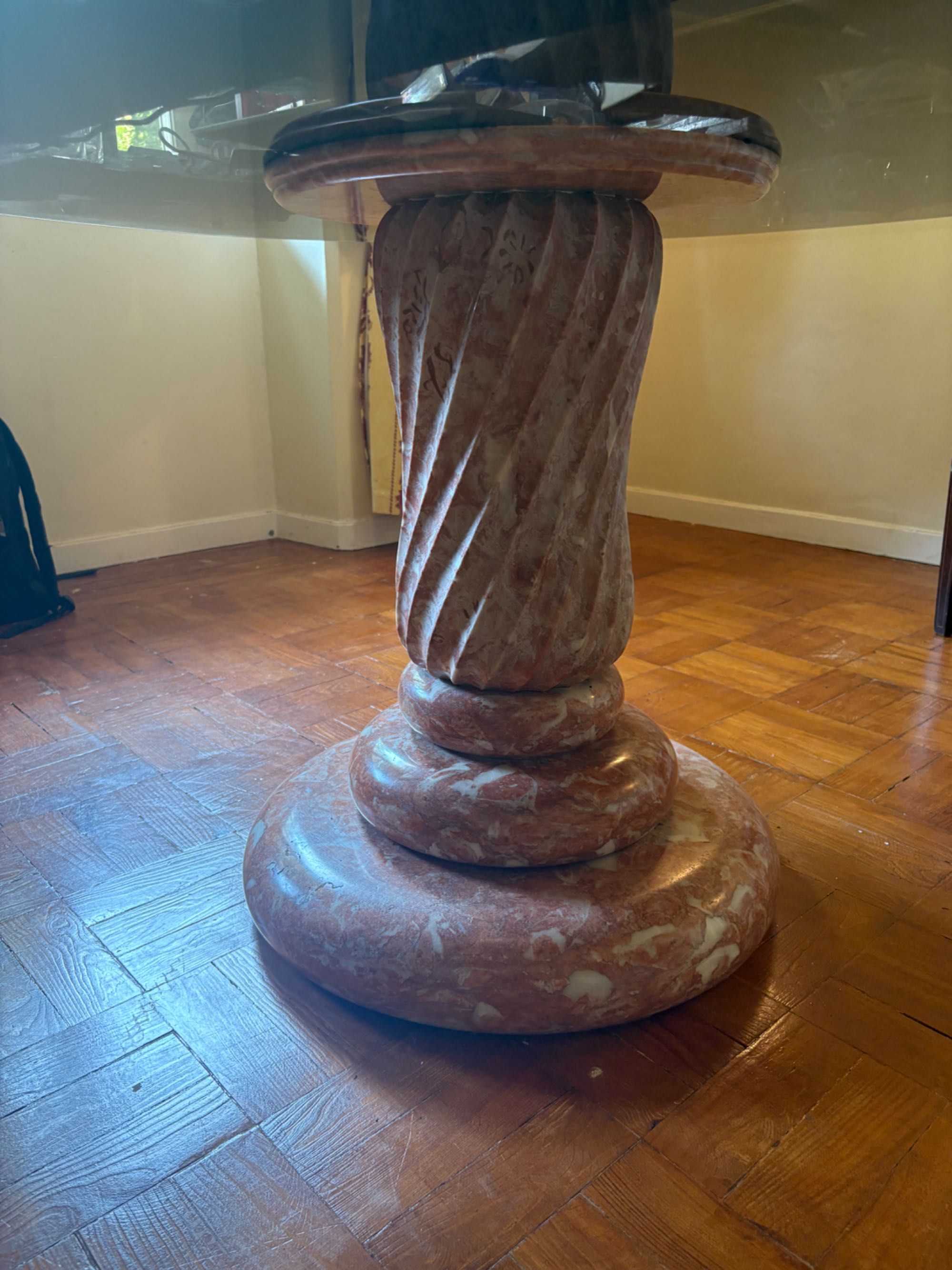 Mesa-redonda com pé mármore italiano cor-de-rosa e tampo vidro grosso