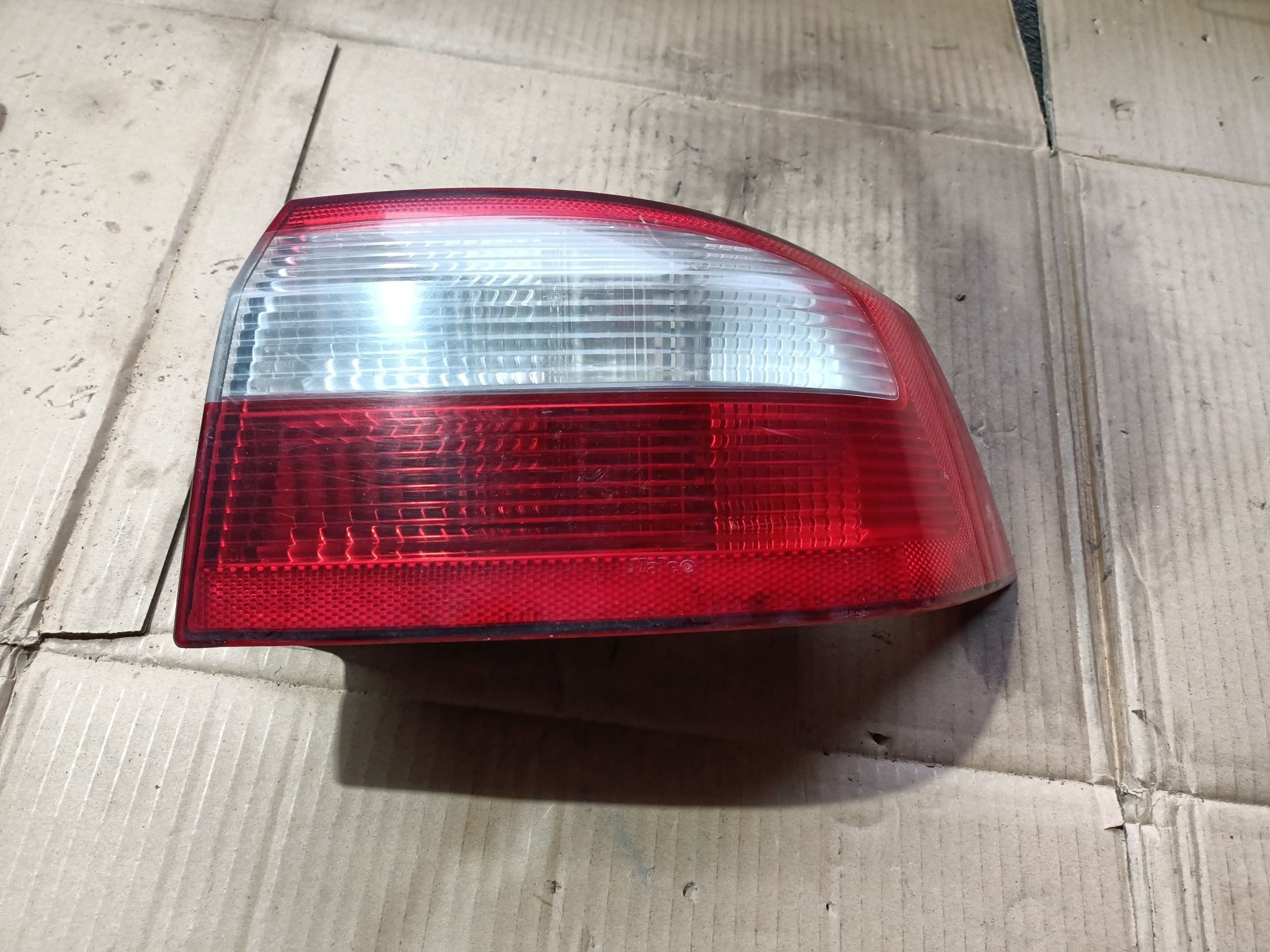 Lampa prawy prawa tył tylna Renault Laguna II hatchback liftback