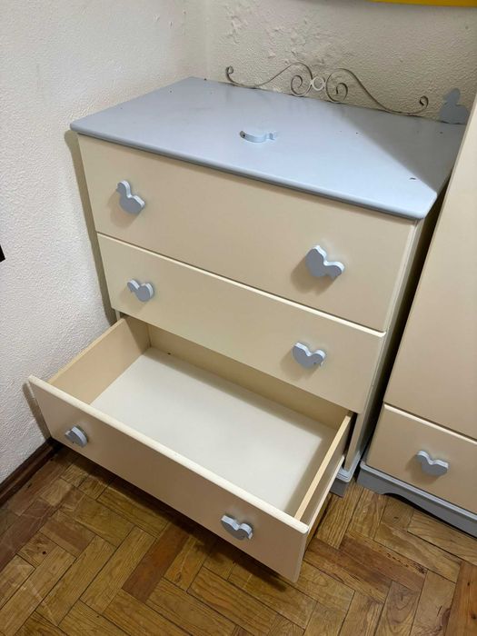 Mobiliário para quarto de criança laçado a branco e azul claro