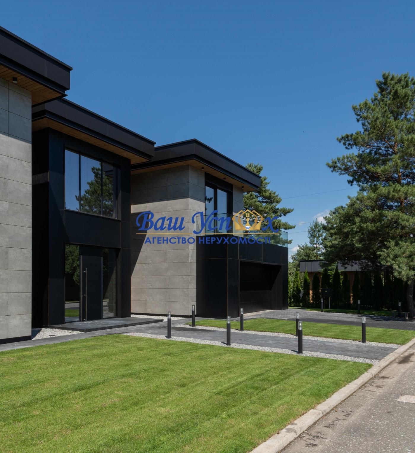 Продажа дома в лесу c выходом на озеро в городке Riviera Village .