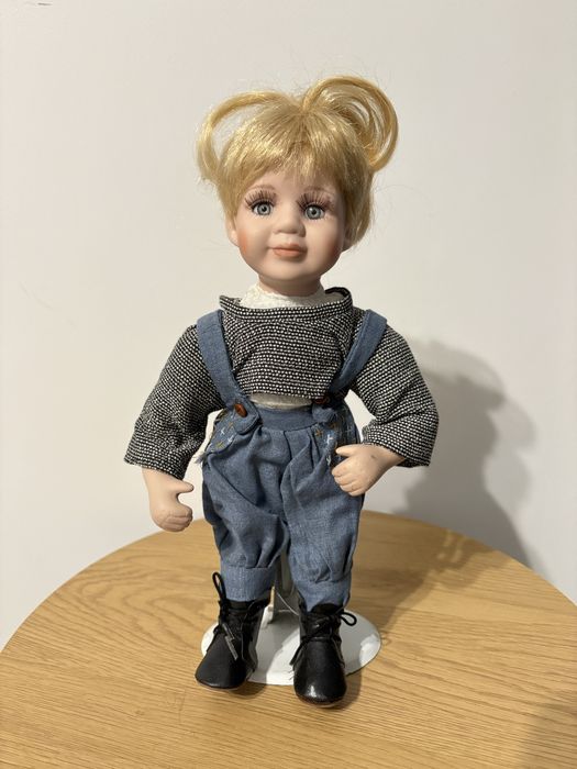 Lalka Porcelanowa 31 cm Dziecko Blond Włosy Kombinezon Stojak