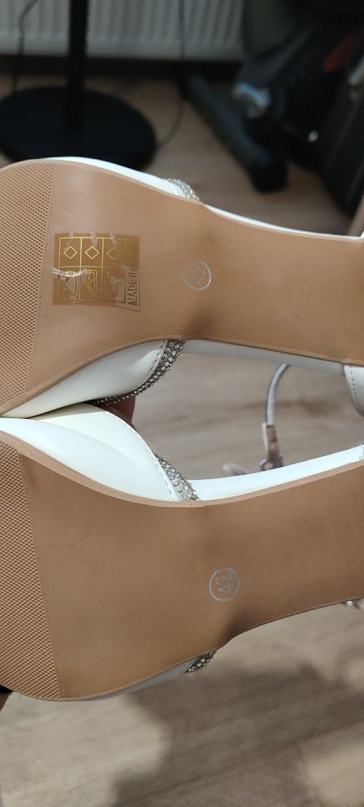 Buty białe na słupku