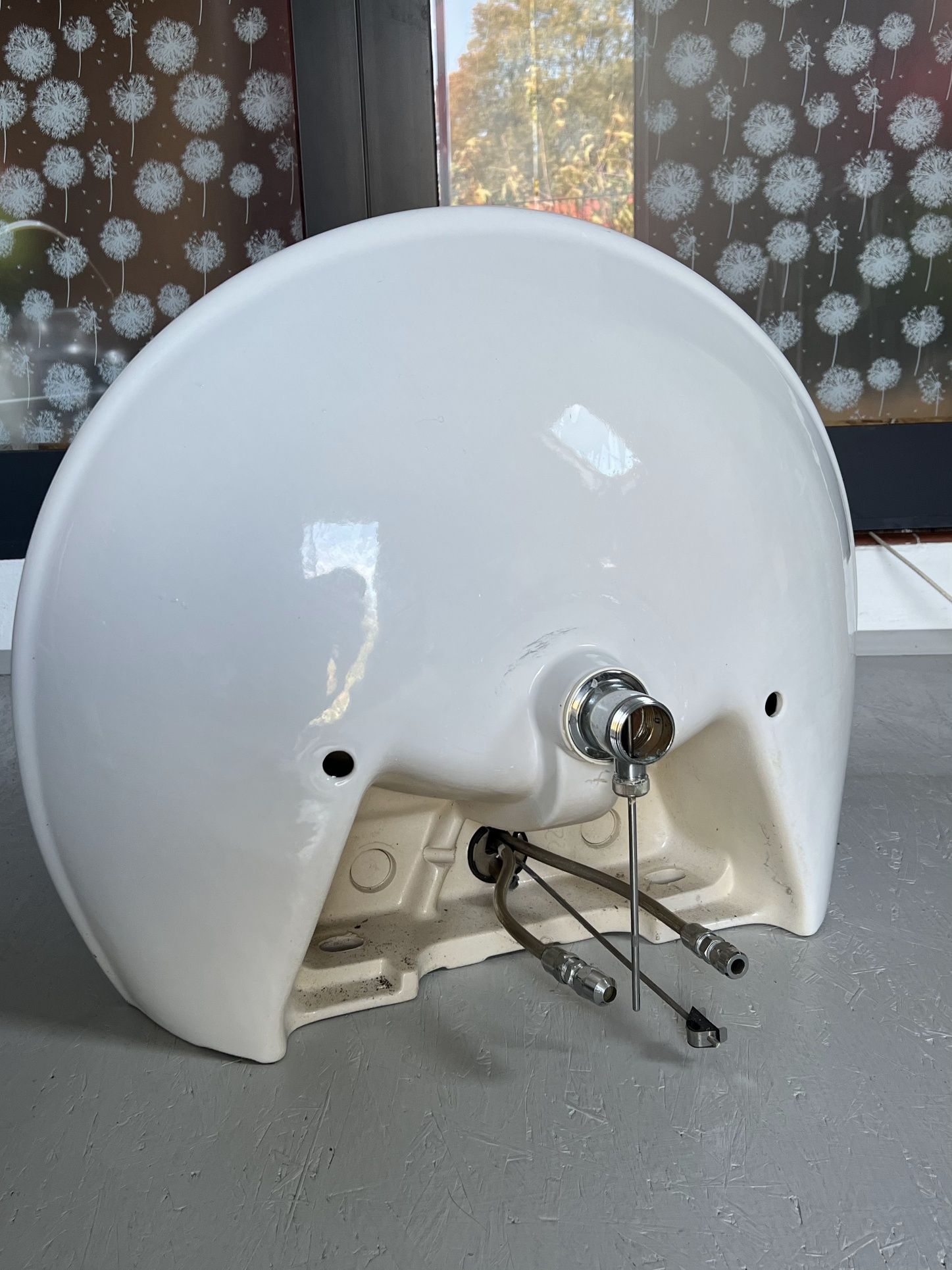 Duża umywalka podwieszana 70 cm wraz  z baterią