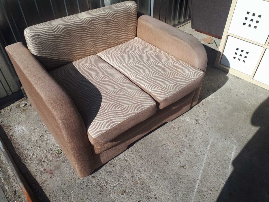 Kanapa dwuosobowa zadbana