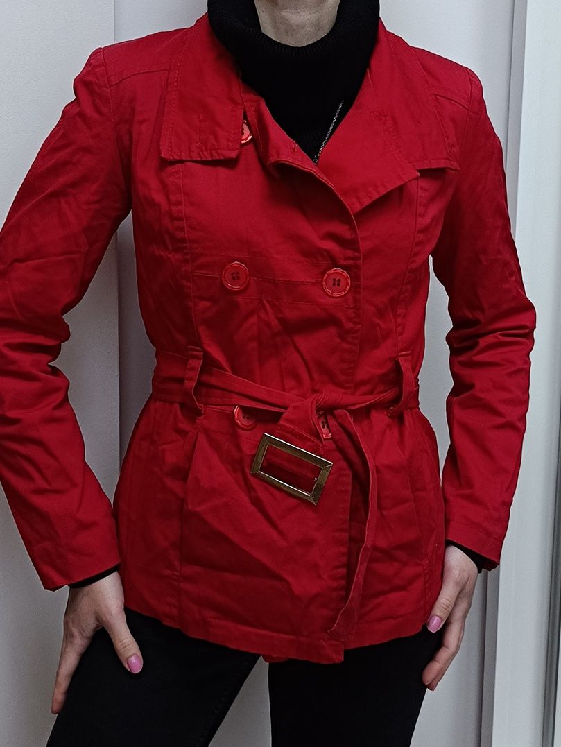 Czerwona kurtka damska Vero Moda z paskiem kurteczka płaszczyk damski