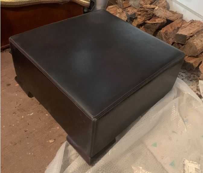 Mesa de centro ou de apoio em pele de 78x78cm como medidaS.