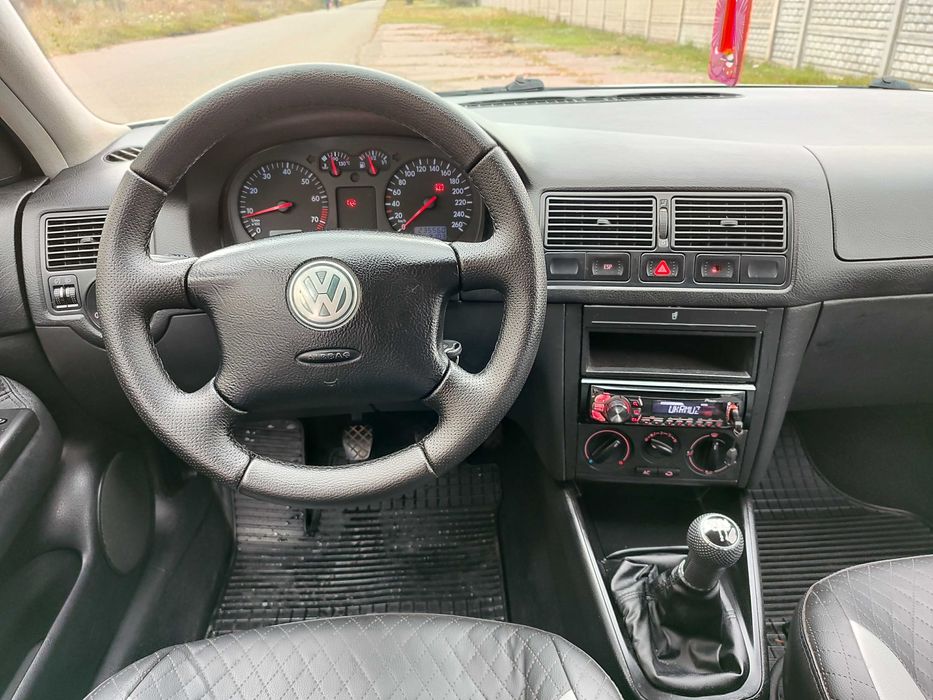 Volkswagen Golf 4 в рідній фарбі/1.6 МПІ/Супер стан