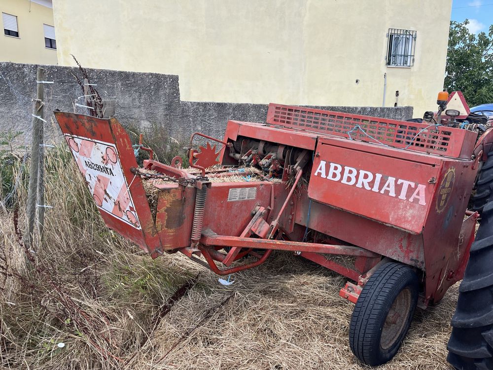 Vendo trator com alfaias