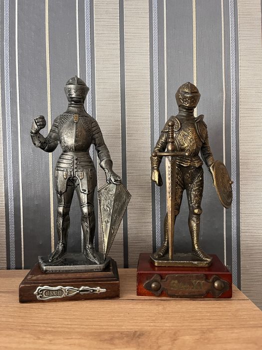 Лицарі в обладунках металеві
