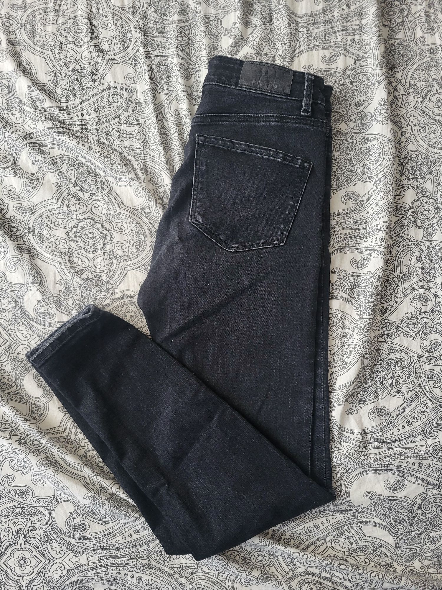 Jeansy Stradivarius przedarcie na kolanie  Skinny Regular Waist