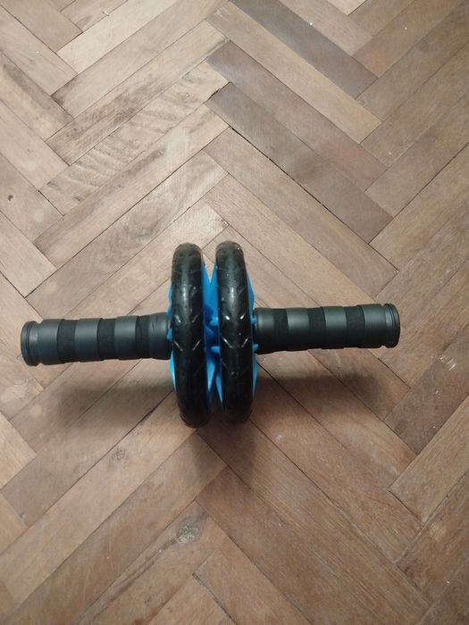 Спортивний інвентар: гантелі, боксерські рукавиці, фітнес колесо, еспа
