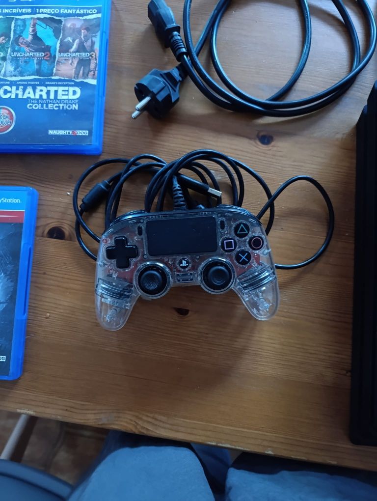 PS 4 + 1 comando + 3 jogos