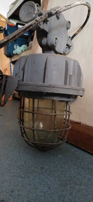 lampa przemysłowa, industrialna, żeliwna