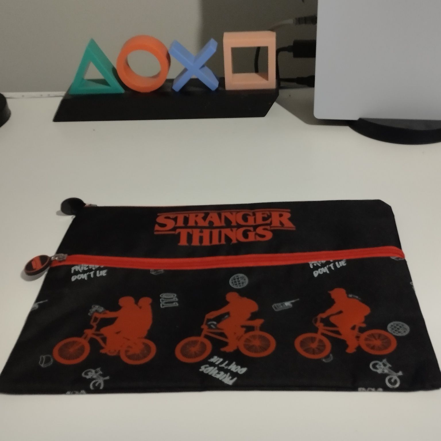 Mochila star wars ,lancheira do stranger things e estojo Faber castle