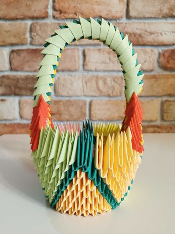 Kolorowy papierowy koszyk wielkanocny