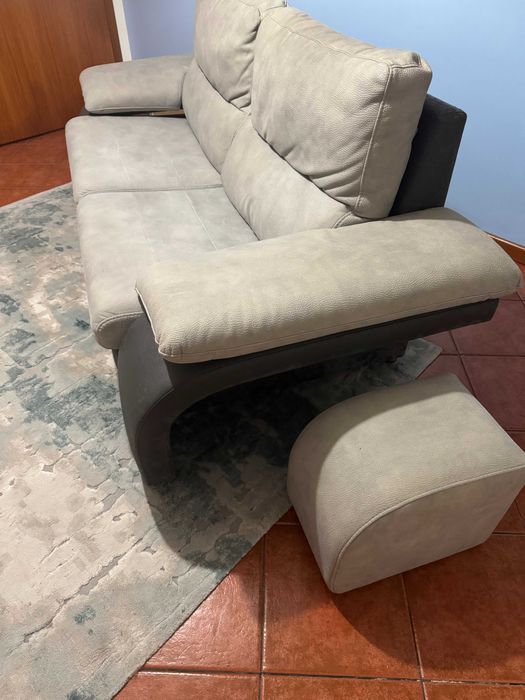 Sofá de 2 lugares (acomoda até 3 pessoas)