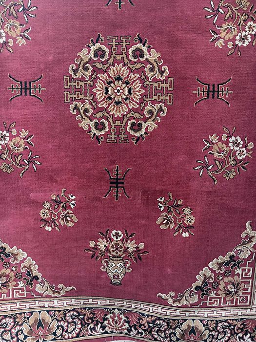 Tapete oriental chinês clássico – tons vermelho vinho