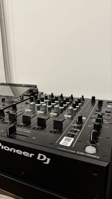Pioneer DJM 750MK2 (usada apenas em casa)
